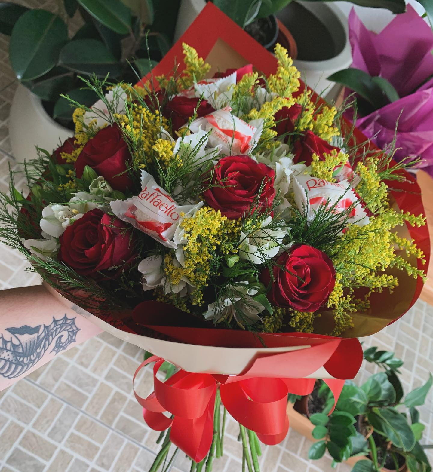 Buquê de rosas com chocolates — Floricultura MD
